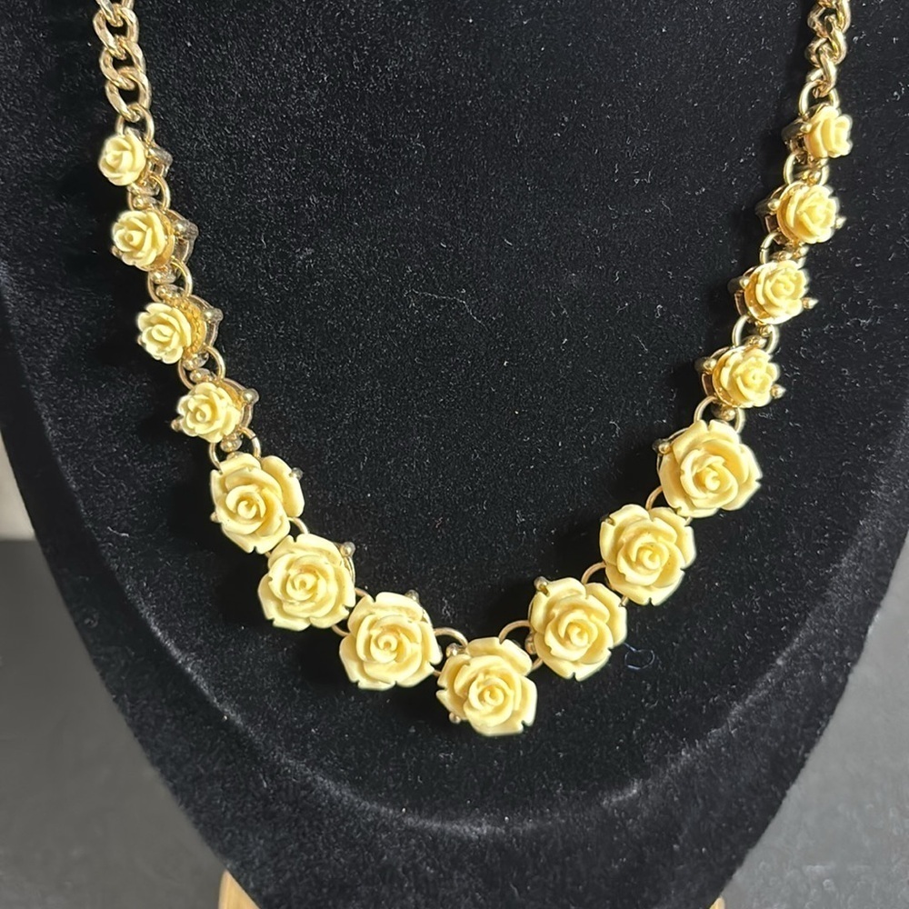 Vintage Carved Roses Elegant Gold Tone Rose Necklace​ - Picture 2 of 7